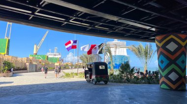 Puerto Plata, DR - 10 Ocak 2022: İnsanlar Puerto Plata, Dominik Cumhuriyeti 'ndeki Taino Körfezi' nden yolcu gemisine geri dönüyor.