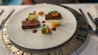 Port Canaveral, FL USA - 15 Ocak 2022 Bir yolcu gemisinde bir restoranda kızarmış domuz eti aperatifi.