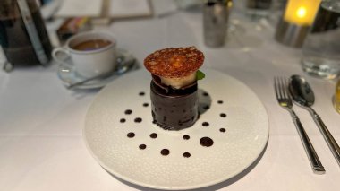Port Canaveral, FL USA - 15 Ocak 2022: Bir yolcu gemisindeki bir restoranda çikolatalı kurabiye tatlısı.