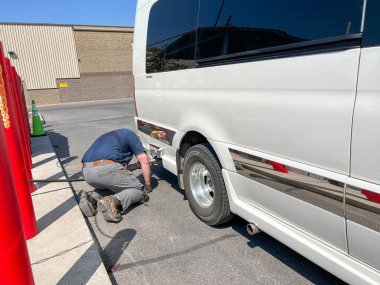 Kallispell, MT USA - 21 Mayıs. 2023: Bir karavan Kallispell, Montana 'da bir Costco' dan propan dolumu alıyor.