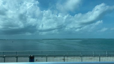 Big Pine Key, FL USA - 16 Temmuz 2023: Florida, Big Pine Key 'deki bir köprünün üzerinden A1A otoyolunda ilerlemek.