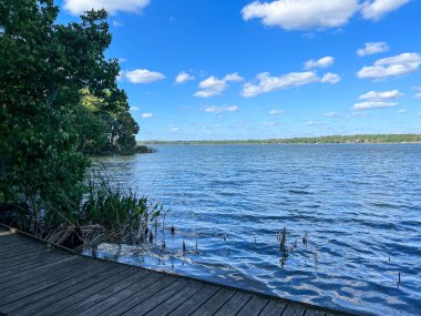 Güneşli bir günde Dora Dağı 'ndaki Trimble Park Gölü..