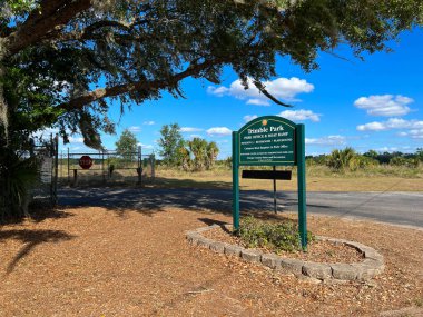 Dora Dağı, FL USA - 30 Mart 2023: Dora Dağı 'ndaki Trimble Park için bir işaret.