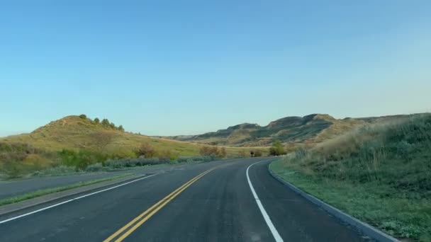 ノースダコタ州セオドア ルーズベルト国立公園のバードランドの丘と山を駆け抜ける — ストック動画