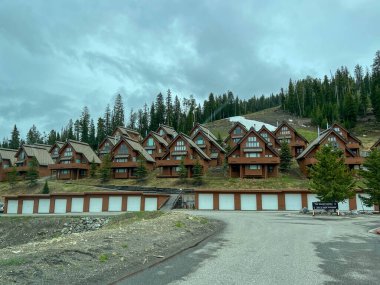 Big Sky, MT USA - 2 Haziran 2023: Big Sky, Montana 'da bir tatil evi.