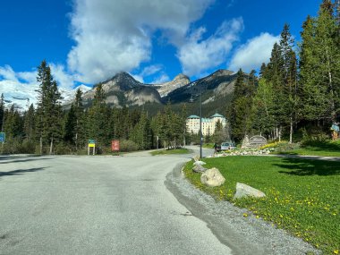 Banff, Alberta Canada - 23 Mayıs 2023: Kanada 'daki Banff Ulusal Parkı' nda, Louise Gölü girişindeki Fairmont Oteli.