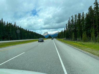 Banff, Alberta Canada - 23 Mayıs 2023: Kanada 'da Banff Ulusal Parkı' ndan geçerken manzara.