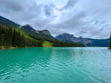 Kanada Yoho Ulusal Parkı 'ndaki güzel Emerald Gölü..