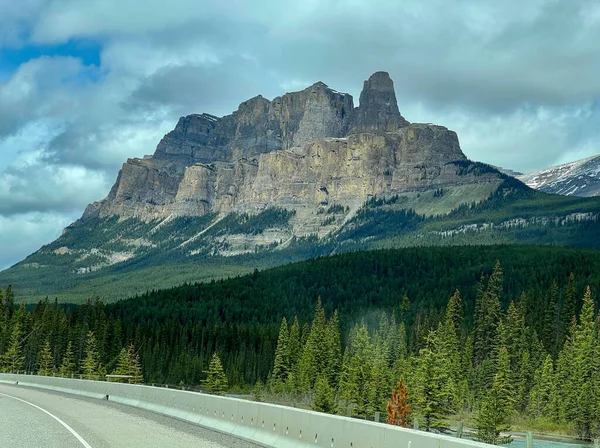 Hermosa Vista Panorámica Mientras Conduce Través Del Parque Nacional Banff — Foto de Stock