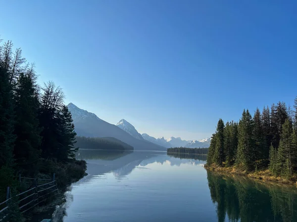 Egy Gyönyörű Reggel Maligne Tavon Jasper Nemzeti Parkban Kanadában — Stock Fotó