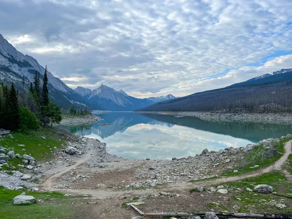 Piękne Jezioro Edith Wzdłuż Maligne Road Parku Narodowym Jasper Kanadzie — Zdjęcie stockowe