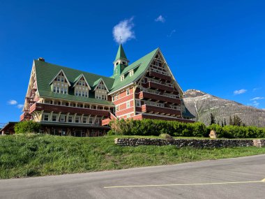 Waterton Park, AB Kanada - 30 Mayıs 2023: Waterton Lake Ulusal Parkı 'ndaki Galler Prensi Oteli, AB Kanada.