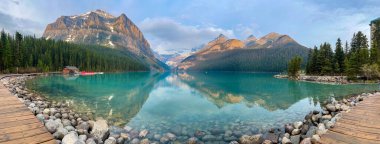 Kanada Kayalıkları 'ndaki Banff Ulusal Parkı' nda Louise Gölü manzarası..