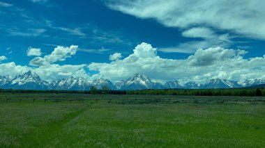 Jackson Hole, Wyoming yakınlarındaki Grand Teton Ulusal Parkı 'ndaki Teton Dağları Güzel bulutlu bir günde.