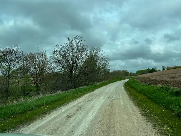 Güneşli bir günde, Evansville yakınlarındaki kırsal bölgede yol kenarındaki çiftliklerle dolaşmak..