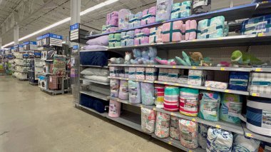 Norfolk, NE USA - 12 Mayıs 2023: Walmart 'ta kimsesiz bir çocuk yatak reyonu.