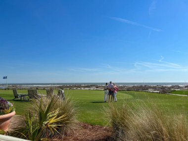 Kiawah Adası, SC ABD - 26 Şubat 2023: Güney Carolina 'daki Kiawah Adası' ndaki Okyanus Sahası Golf Sahası 'nda oynayan insanlar.