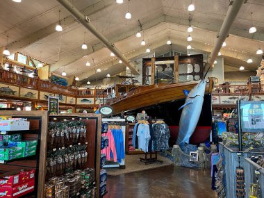Islamorada, FL USA - 22 Ağustos 2022: Islamorada, Florida 'da bir Bass Pro Shop' un içi.