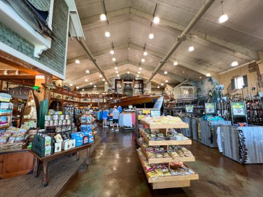 Islamorada, FL USA - 22 Ağustos 2022: İnsanlar Islamorada, Florida 'daki Bass Pro Shop' tan alışveriş yapıyorlar.