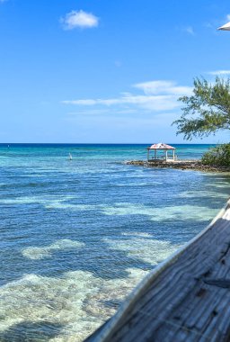 Cayman Adaları 'nın kuzey tarafındaki resif güneşli bir günde.