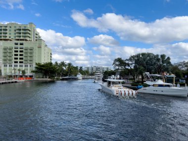 Fort Lauderdale, FL USA - 11 Kasım 2022: Fort Lauderdale, FL USA 'deki büyük lüks yat ve evlerin tekne turundan bir görüntü.