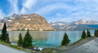 Hector Lake 'in Kanada' daki Banff Ulusal Parkı 'ndaki Icefields Parkway' deki manzarası bulutlu bir bahar gününde.