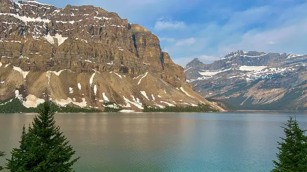 Hector Lake 'in Kanada' daki Banff Ulusal Parkı 'ndaki Icefields Parkway' deki manzarası bulutlu bir bahar gününde.