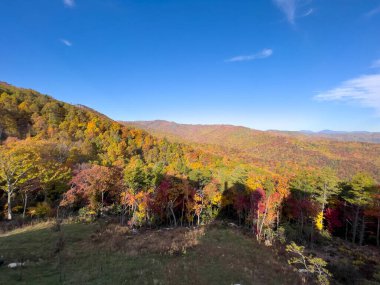 Boone, NC 'deki Blue Ridge Parkway' in sonbahar renk değiştirme sezonundaki görüntüsü.