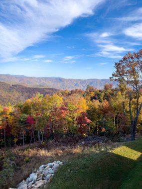 Boone, NC 'deki Blue Ridge Parkway' in sonbahar renk değiştirme sezonundaki görüntüsü.