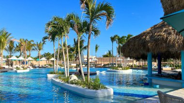 Puerto Plata, DR - 10 Ocak 2022: Puerto Plata, Dominik Cumhuriyeti 'ndeki Taino Körfezi yolcu gemisi limanında havuz.