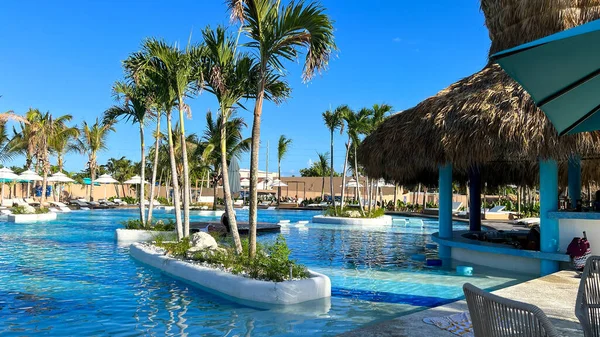 Puerto Plata, DR - 10 Ocak 2022: Puerto Plata, Dominik Cumhuriyeti 'ndeki Taino Körfezi yolcu gemisi limanında havuz.