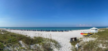 Rosemary Beach, FL USA - 2 Ağustos 2023: 30A karayolu boyunca güneşli bir yaz gününde Rosemary Beach, Florida yakınlarındaki ıssız plaj.
