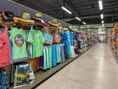 Rosemary Beach, FL USA - 2 Ağustos 2023: Bir Publix bakkal dükkanındaki hatıra koridoru havlular, çantalar, tişörtler ve Rosemary Beach, Florida yakınlarındaki popüler turistik nokta 30A boyunca şapkalar.