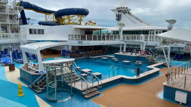 Orlando, FL ABD-8 Ocak 2022: Port Canaveral, Florida 'daki Norveç Cruise Line NCL yolcu gemisinin ana havuzu.