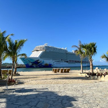 Puerto Plata, DR - 10 Ocak 2022: Norveç yolcu gemisi Porto Plata, Dominik Cumhuriyeti 'ndeki Taino Körfezi' ne yanaştı..