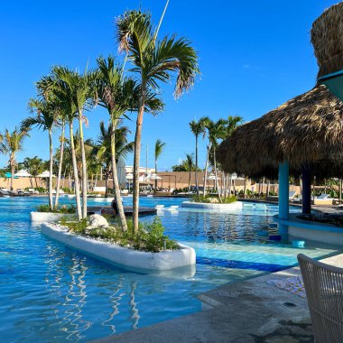 Puerto Plata, DR - 10 Ocak 2022: Puerto Plata, Dominik Cumhuriyeti 'ndeki Taino Körfezi yolcu gemisi limanında havuz.