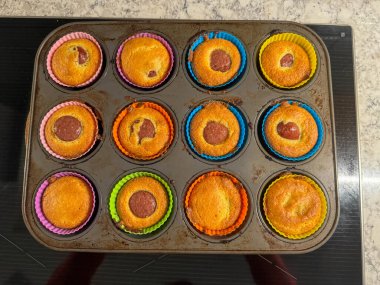 Florida, Orlando 'da bir evde çöreğin üzerinde taze yapılmış mısır sosisli çörekler..