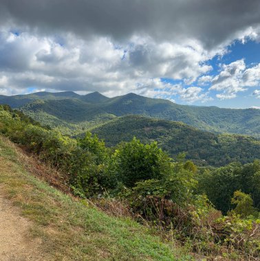 Güneşli bir günde Blue Ridge Parkway 'deki değişen yaprakların güzel manzarası..