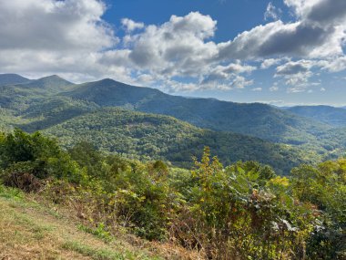 Güneşli bir günde Blue Ridge Parkway 'deki değişen yaprakların güzel manzarası..