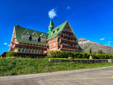 Waterton Park, AB Kanada - 30 Mayıs 2023: Waterton Lake Ulusal Parkı 'ndaki Galler Prensi Oteli, AB Kanada.