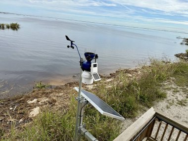 Okeechobee, FL USA - 5 Aralık 2023 Florida 'daki bir parkta Okeechobee Gölü' nde bir hava durumu istasyonu.