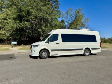Hohenwald, TN USA - 8 Ekim 2023: Hohenwald, TN USA yakınlarındaki bir otoparkta bir Mercedes karavan.