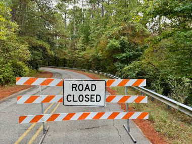 Mississippi, Roxie yakınlarında hasarlı bir köprünün kapalı levhası.