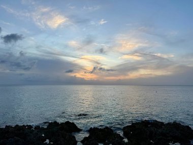 Batı Körfezi 'ndeki Kaplumbağa Resifi manzarası Grand Cayman Adası' nda güzel bir günbatımı.