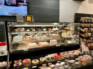 Cayman Adaları - 22 Haziran 2024: Cayman Adaları 'ndaki Fosters Market' te önceden yapılmış pasta seçimi.