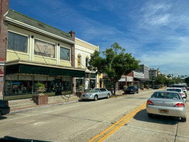 DeLand, FL USA - 12 Temmuz 2024: Deland, Florida 'nın tarihi şehir merkezinden geçiyor.