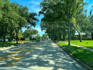 DeLand, FL USA - 12 Temmuz 2024: Deland, Florida 'daki Stetson Üniversitesi' nden geçiyor.