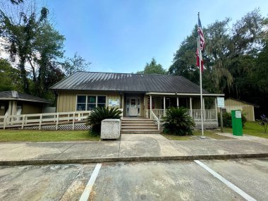 St, Marys, GA USA - 20 Ağustos 2024: Güneşli bir günde ABD 'nin Georgia eyaletinin St. Marys kenti yakınlarındaki Crooked River State Park' taki korucu istasyonu.