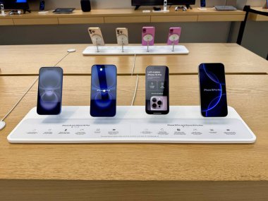 Orlando, FL USA - 30 Eylül 2024: Bir Apple mağazasında iPhone 16 'nın yeni modellerinin sıralanması.