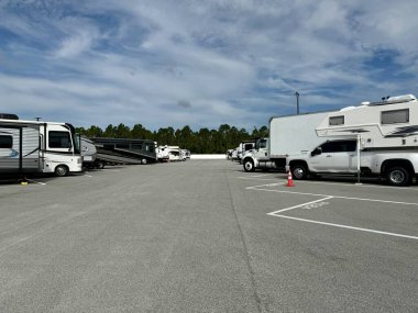 Orlando, FL USA - 29 Haziran 2024: The Rockers Lockers RV, Boat and Trailer depolama tesisi Orlando, Florida USA.